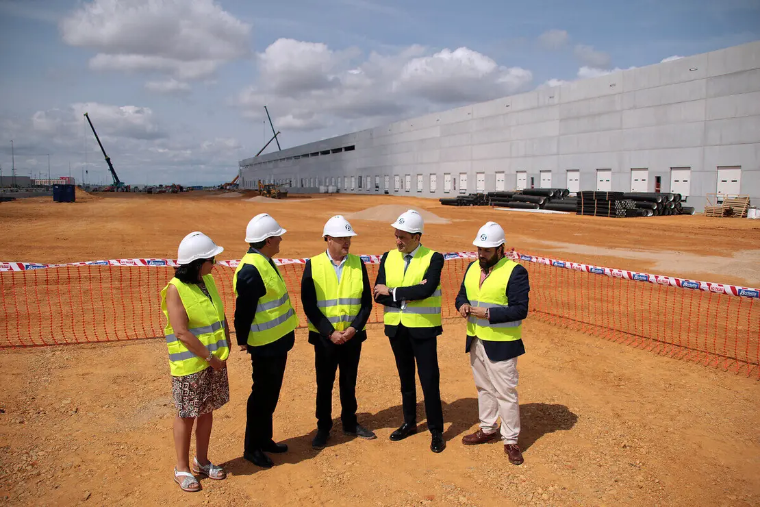 El consejero de Economía y Hacienda y portavoz, Carlos Fernández Carriedo, y el de Medio Ambiente, Vivienda y Ordenación del Territorio, Juan Carlos Suárez-Quiñones Fernández, visitan las obras de construcción del Centro Logístico del grupo DIA. Foto: Peio García