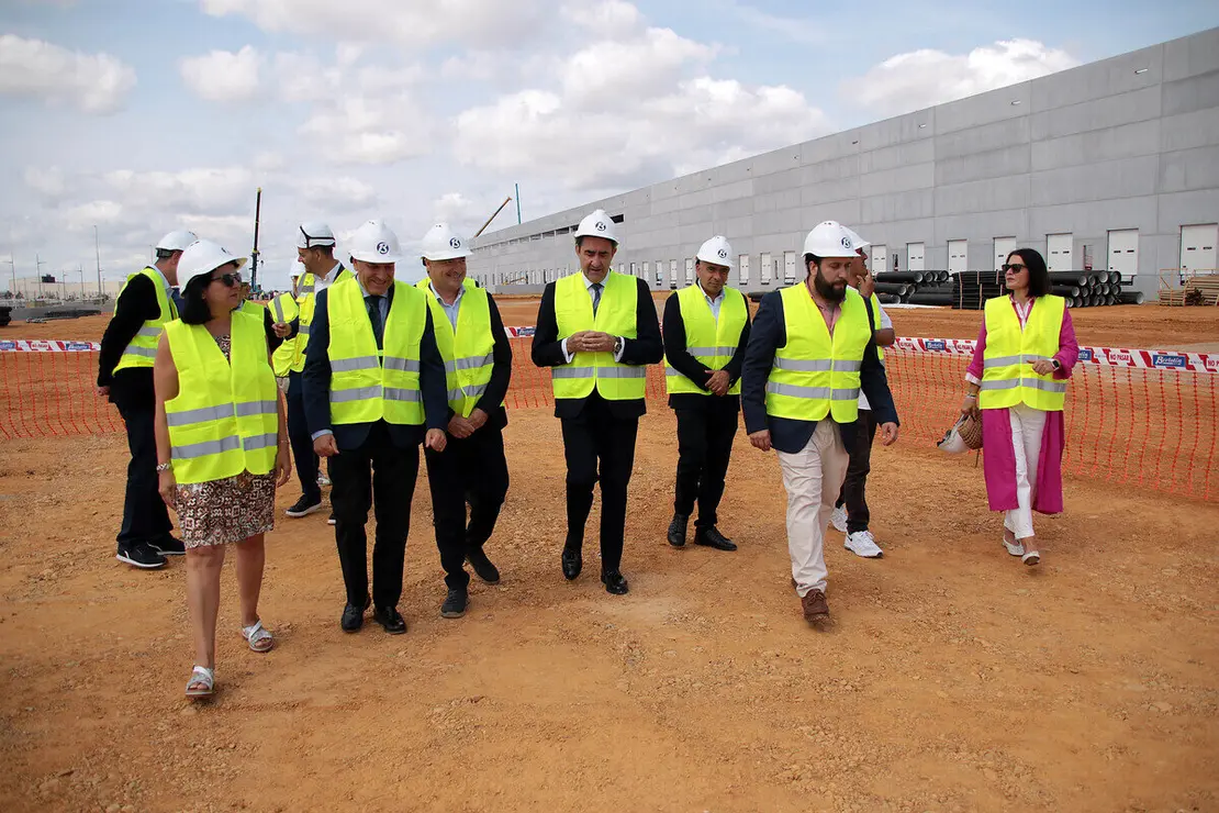 El consejero de Economía y Hacienda y portavoz, Carlos Fernández Carriedo, y el de Medio Ambiente, Vivienda y Ordenación del Territorio, Juan Carlos Suárez-Quiñones Fernández, visitan las obras de construcción del Centro Logístico del grupo DIA