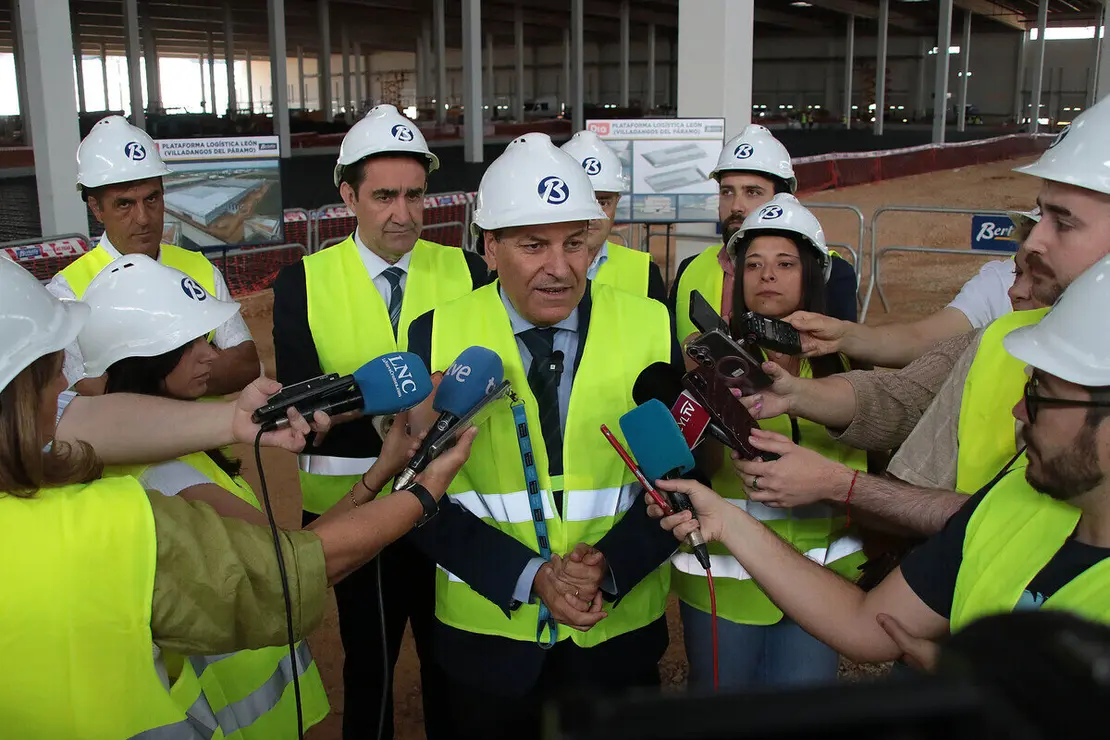El consejero de Economía y Hacienda y portavoz, Carlos Fernández Carriedo, y el de Medio Ambiente, Vivienda y Ordenación del Territorio, Juan Carlos Suárez-Quiñones Fernández, visitan las obras de construcción del Centro Logístico del grupo DIA