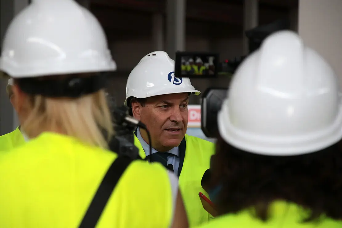 El consejero de Economía y Hacienda y portavoz, Carlos Fernández Carriedo, y el de Medio Ambiente, Vivienda y Ordenación del Territorio, Juan Carlos Suárez-Quiñones Fernández, visitan las obras de construcción del Centro Logístico del grupo DIA