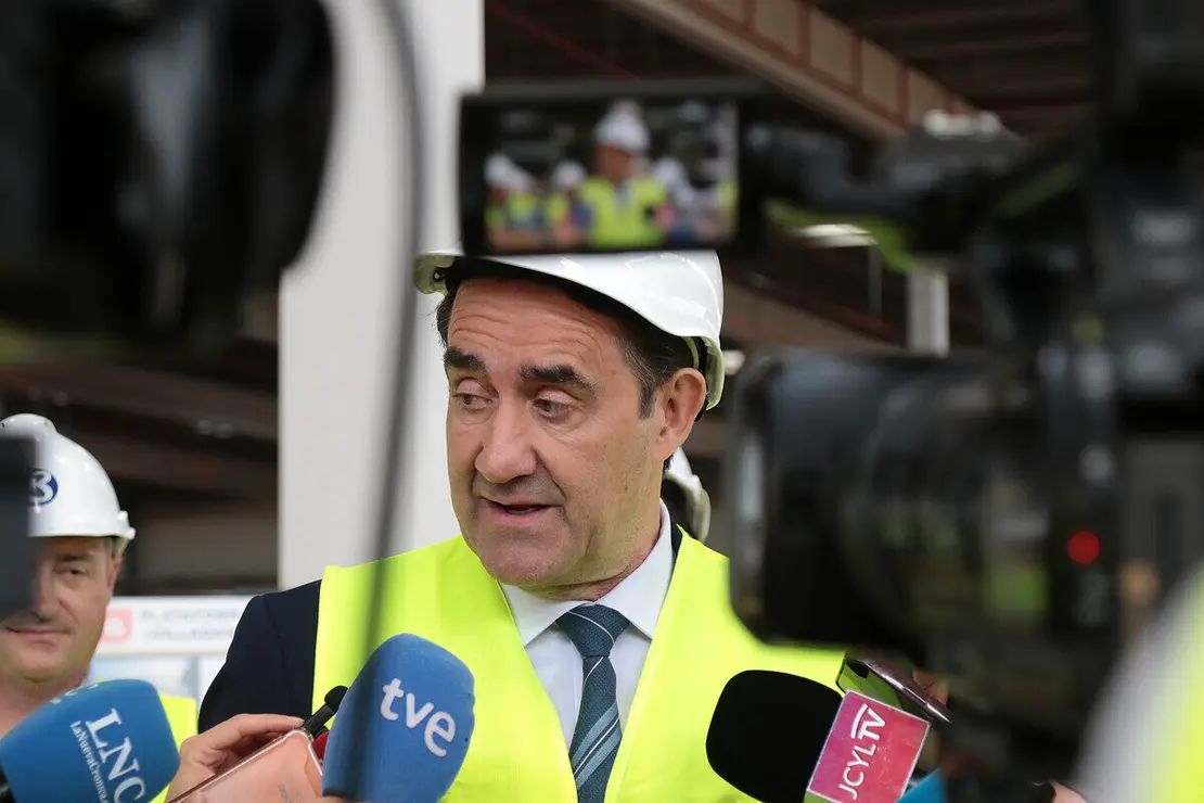 El consejero de Economía y Hacienda y portavoz, Carlos Fernández Carriedo, y el de Medio Ambiente, Vivienda y Ordenación del Territorio, Juan Carlos Suárez-Quiñones Fernández, visitan las obras de construcción del Centro Logístico del grupo DIA