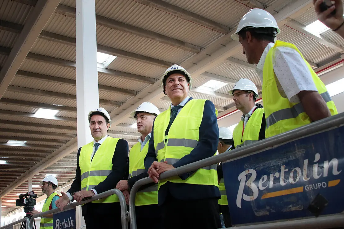 El consejero de Economía y Hacienda y portavoz, Carlos Fernández Carriedo, y el de Medio Ambiente, Vivienda y Ordenación del Territorio, Juan Carlos Suárez-Quiñones Fernández, visitan las obras de construcción del Centro Logístico del grupo DIA. Foto: Peio García.