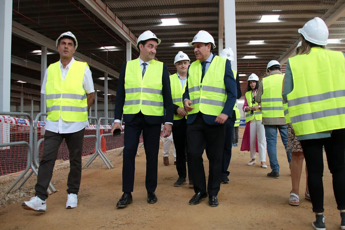 El consejero de Economía y Hacienda y portavoz, Carlos Fernández Carriedo, y el de Medio Ambiente, Vivienda y Ordenación del Territorio, Juan Carlos Suárez-Quiñones Fernández, visitan las obras de construcción del Centro Logístico del grupo DIA