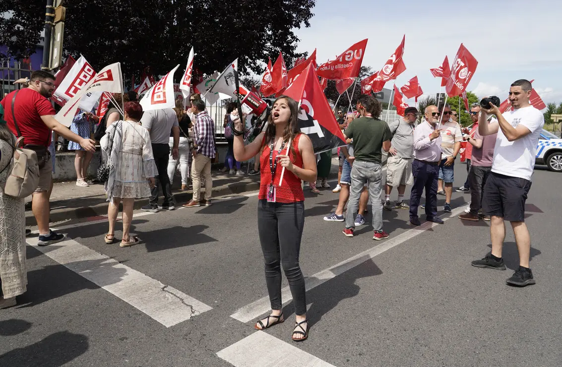 Concentración de los trabajadores de Teleperformance en Ponferrada contra el ERE presentado por la empresa