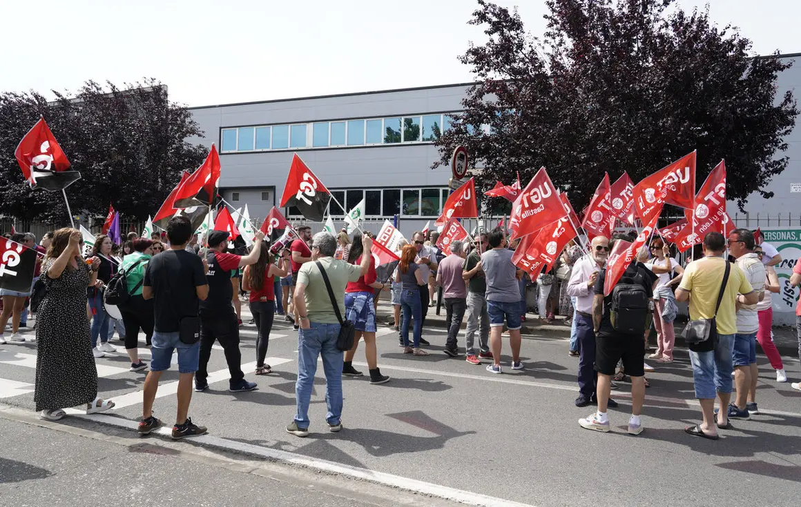 Concentración de los trabajadores de Teleperformance en Ponferrada contra el ERE presentado por la empresa