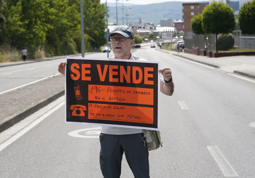 Concentración de los trabajadores de Teleperformance en Ponferrada contra el ERE presentado por la empresa