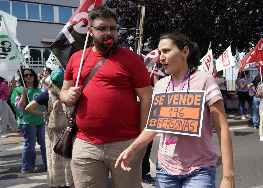 Concentración de los trabajadores de Teleperformance en Ponferrada contra el ERE presentado por la empresa