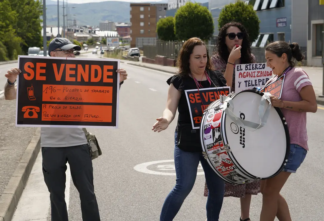 Concentración de los trabajadores de Teleperformance en Ponferrada contra el ERE presentado por la empresa