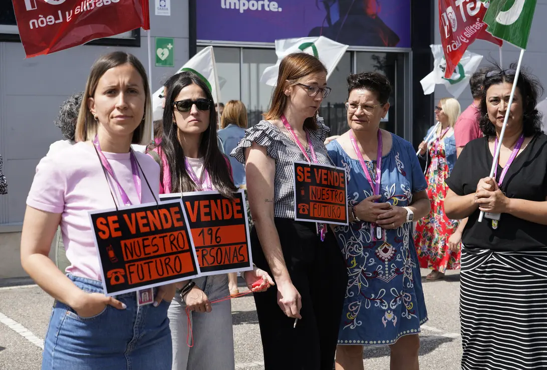 Concentración de los trabajadores de Teleperformance en Ponferrada contra el ERE presentado por la empresa