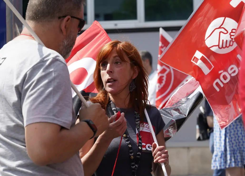 Concentración de los trabajadores de Teleperformance en Ponferrada contra el ERE presentado por la empresa