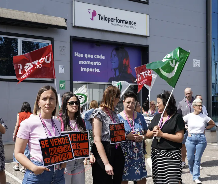 Concentración de los trabajadores de Teleperformance en Ponferrada contra el ERE presentado por la empresa