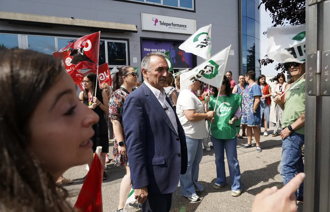 El secretario general del Partido Comunista de España, Enrique Santiago se concentra junto a los trabajadores de Teleperformance en protesta contra el ERE presentado por la empresa