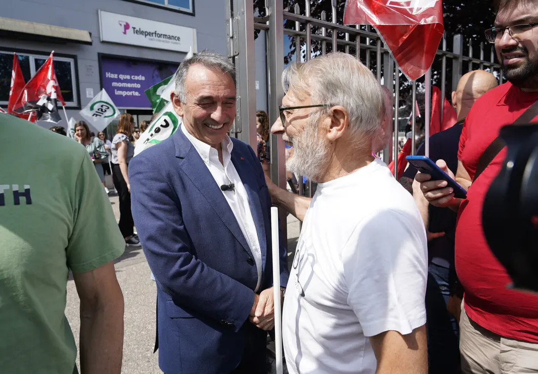El secretario general del Partido Comunista de España, Enrique Santiago se concentra junto a los trabajadores de Teleperformance en protesta contra el ERE presentado por la empresa