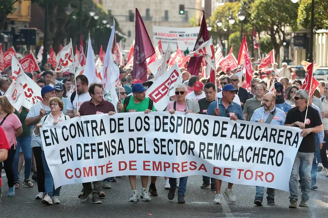 Dos millares de personas recorren León para mostrar su rechazo al cierre de la planta de Azucarera de La Bañeza. (Foto: Peio García)