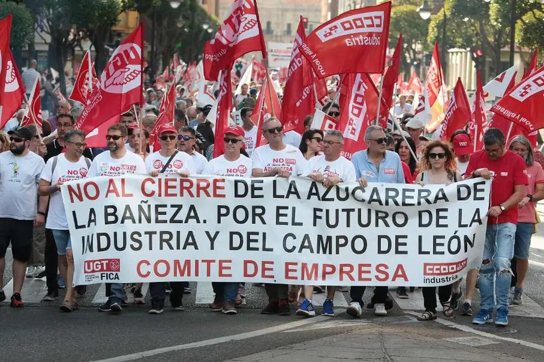 Dos millares de personas recorren León para mostrar su rechazo al cierre de la planta de Azucarera de La Bañeza. (Foto: Peio García)