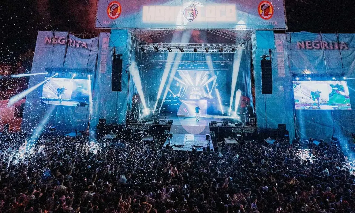 La explanada del Palacio de Exposiciones se desbordó en una maratoniana jornada de música urbana y electrónica que convirtió la ciudad en el epicentro del ocio juvenil. La locura continúa este sábado con estrellas como Justin Quiles, Kidd Keo y Chimbala. Imágenes de Monoloco Fest.