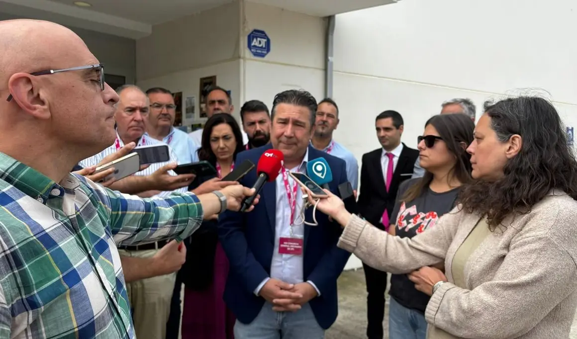 El secretario general de Unión del Pueblo Leonés, Luis Mariano Santos, asiste a la celebración del XIII Congreso General Ordinario de UPL. Foto: Peio García.