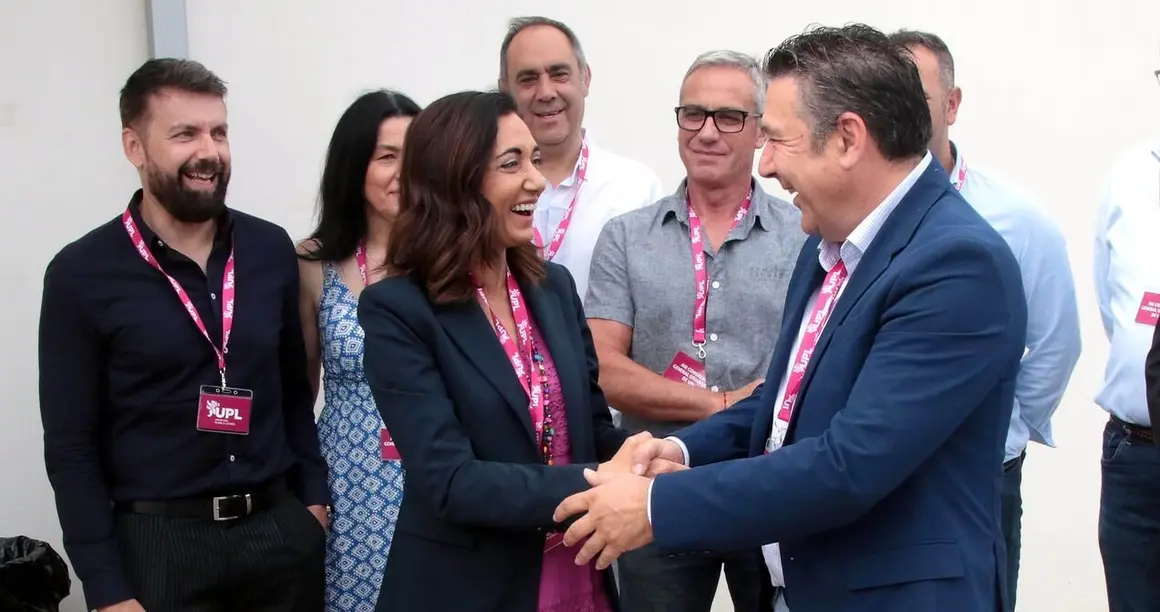 El secretario general de Unión del Pueblo Leonés, Luis Mariano Santos, y la secretaria general entrante, Alicia Gallego, asisten a la celebración del XIII Congreso General Ordinario de UPL. Foto: Peio García.