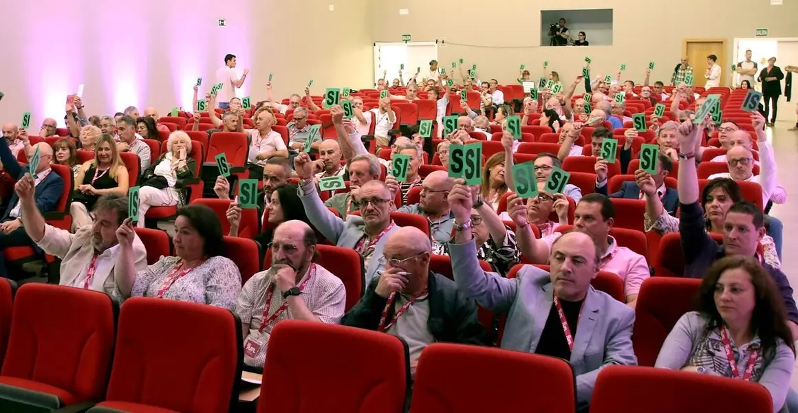 El secretario general de Unión del Pueblo Leonés, Luis Mariano Santos, y la secretaria general entrante, Alicia Gallego, asisten a la celebración del XIII Congreso General Ordinario de UPL.