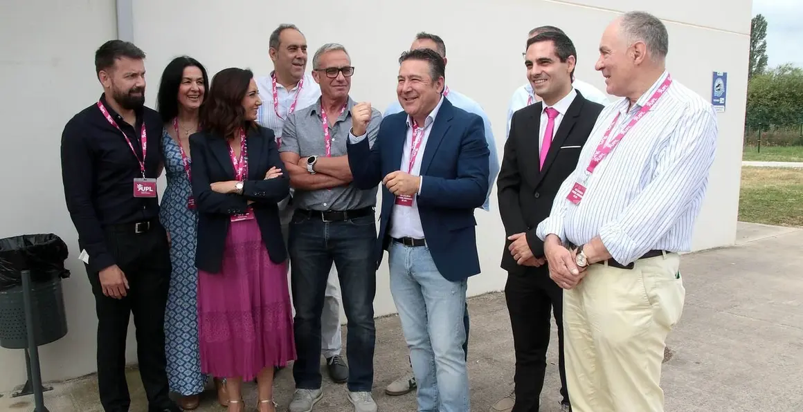 El secretario general de Unión del Pueblo Leonés, Luis Mariano Santos, y la secretaria general entrante, Alicia Gallego, asisten a la celebración del XIII Congreso General Ordinario de UPL.