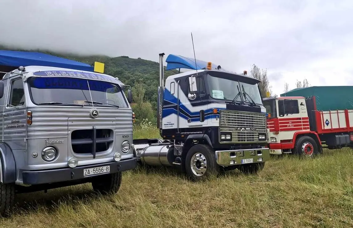 Una treintena de camiones clásicos y restaurados, algunos con más de 70 años, hacen parada en la Montaña Leonesa como parte de una ruta que recorre Galicia, Asturias y León