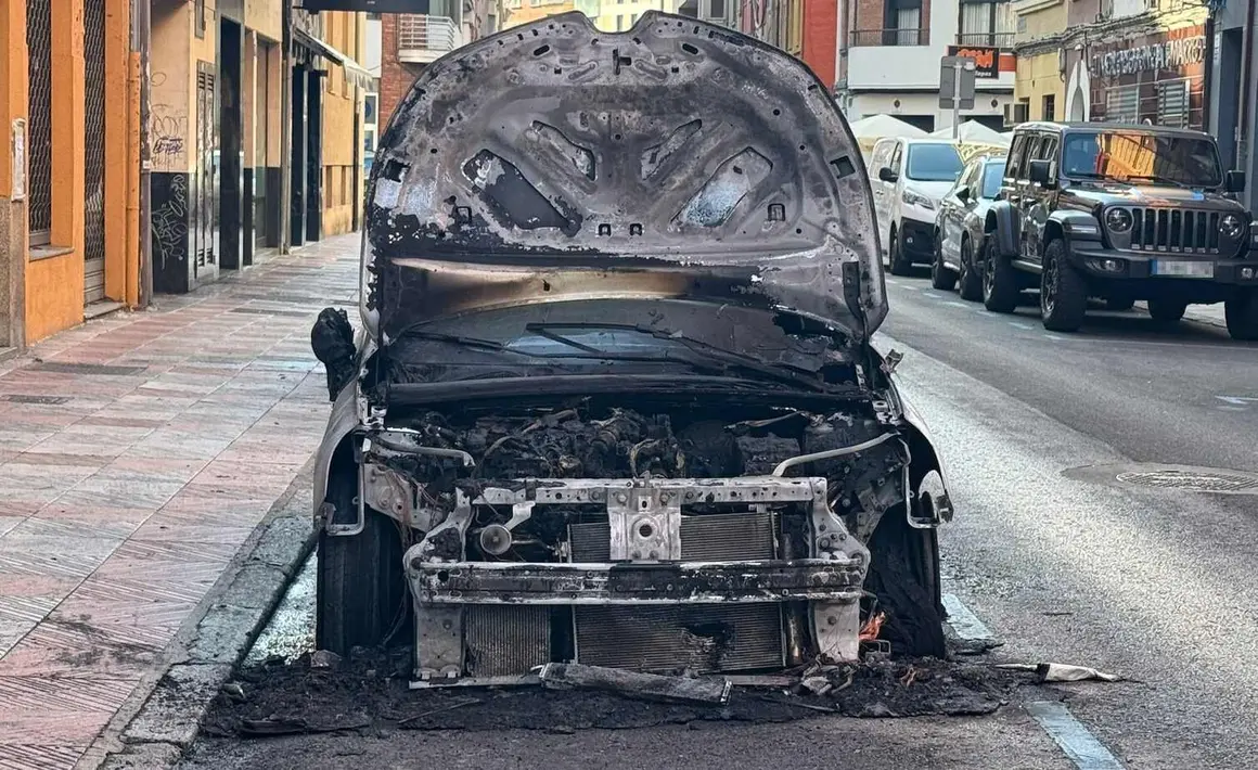 Coche ardiendo 16