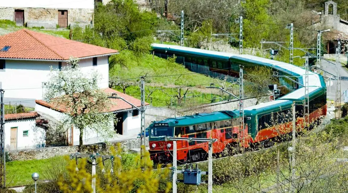 El Expreso de La Robla recorre el trayecto Bilbao-León-Bilbao