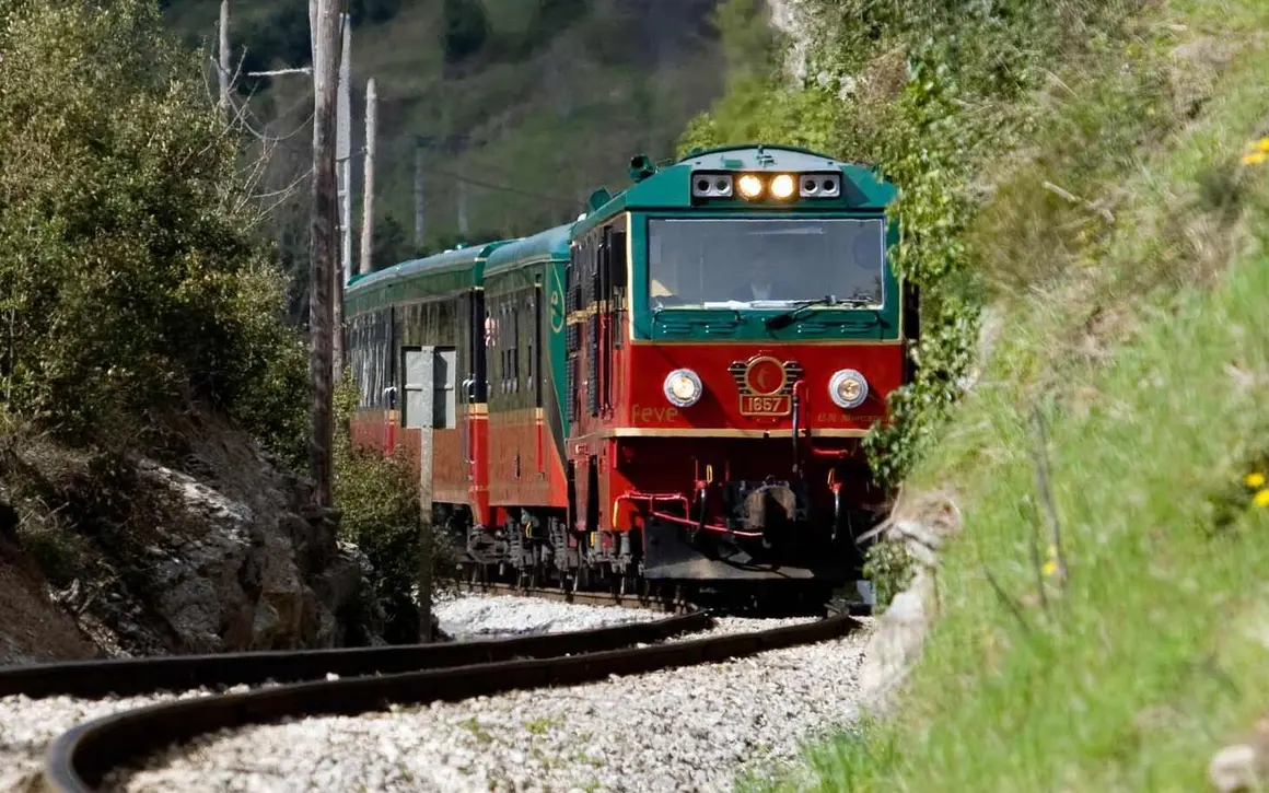 Renfe reactiva el emblemático tren turístico con dos rutas exclusivas: de Bilbao a León y por el Camino Inglés hacia Santiago. Un recorrido de lujo que combina naturaleza, patrimonio, gastronomía y caminatas guiadas.