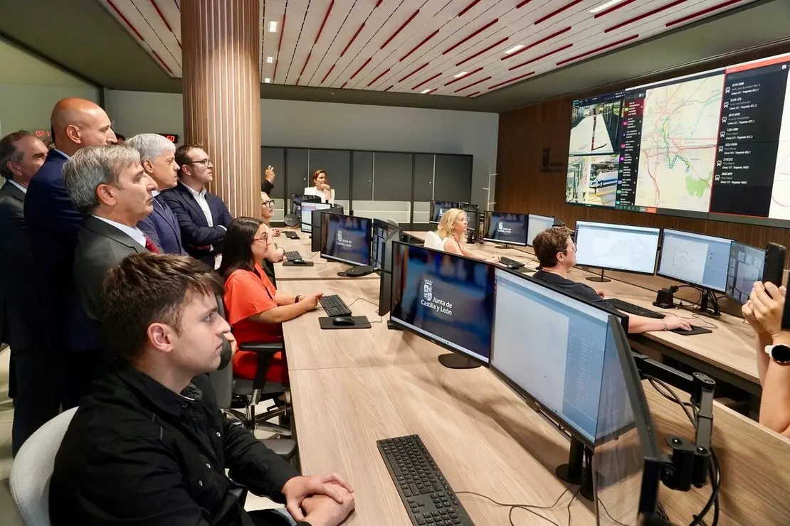 El consejero de Movilidad y Transformación Digital, José Luis Sanz Merino, visita las instalaciones del Centro de Control de Transportes de Castilla y León