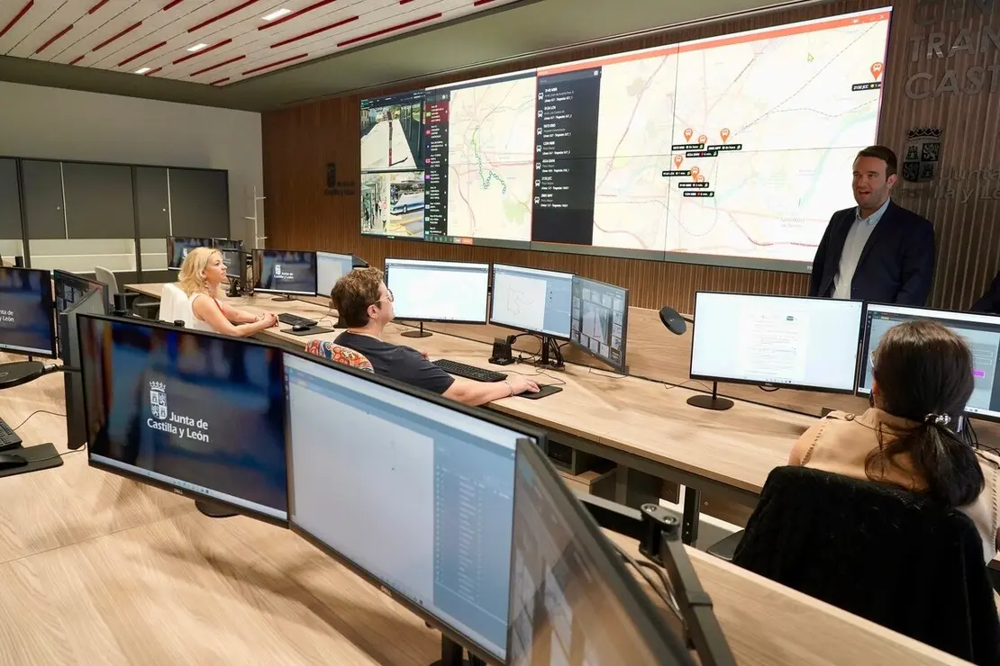 El consejero de Movilidad y Transformación Digital, José Luis Sanz Merino, visita las instalaciones del Centro de Control de Transportes de Castilla y León
