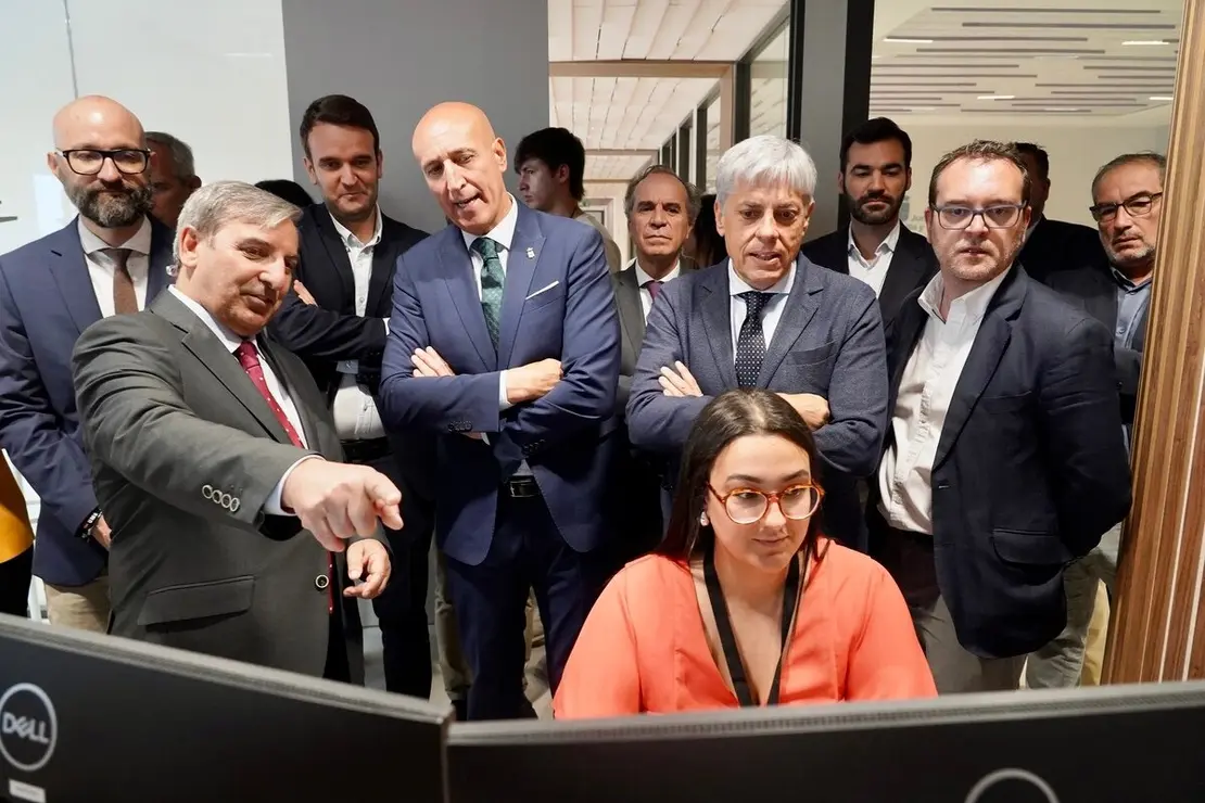 El consejero de Movilidad y Transformación Digital, José Luis Sanz Merino, visita las instalaciones del Centro de Control de Transportes de Castilla y León