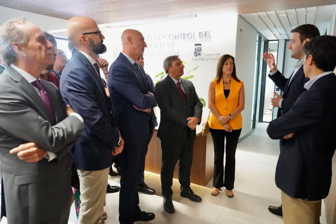 El consejero de Movilidad y Transformación Digital, José Luis Sanz Merino, visita las instalaciones del Centro de Control de Transportes de Castilla y León