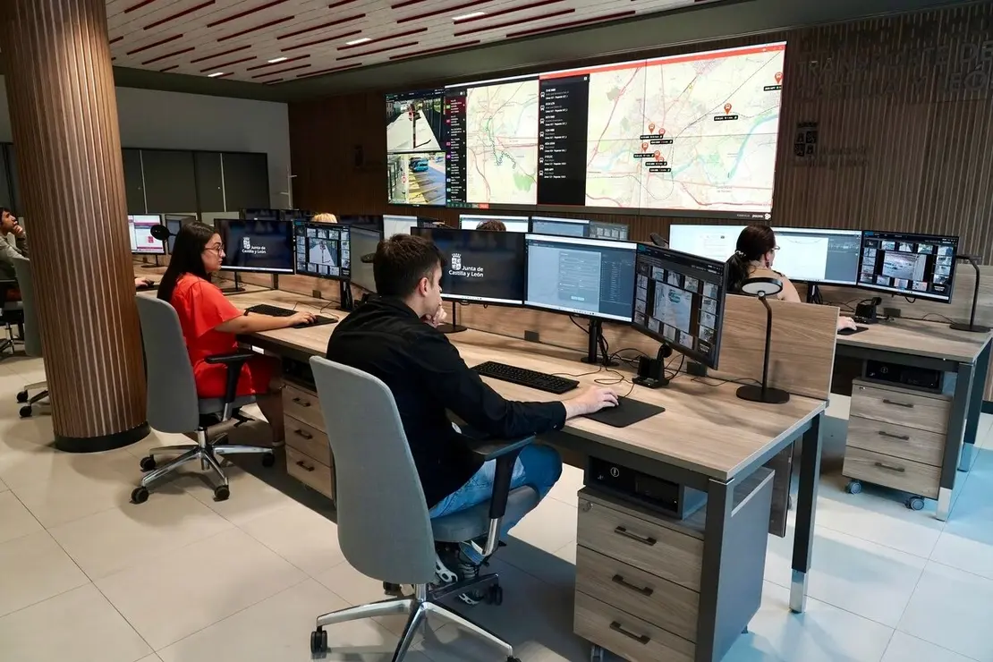 El consejero de Movilidad y Transformación Digital, José Luis Sanz Merino, visita las instalaciones del Centro de Control de Transportes de Castilla y León