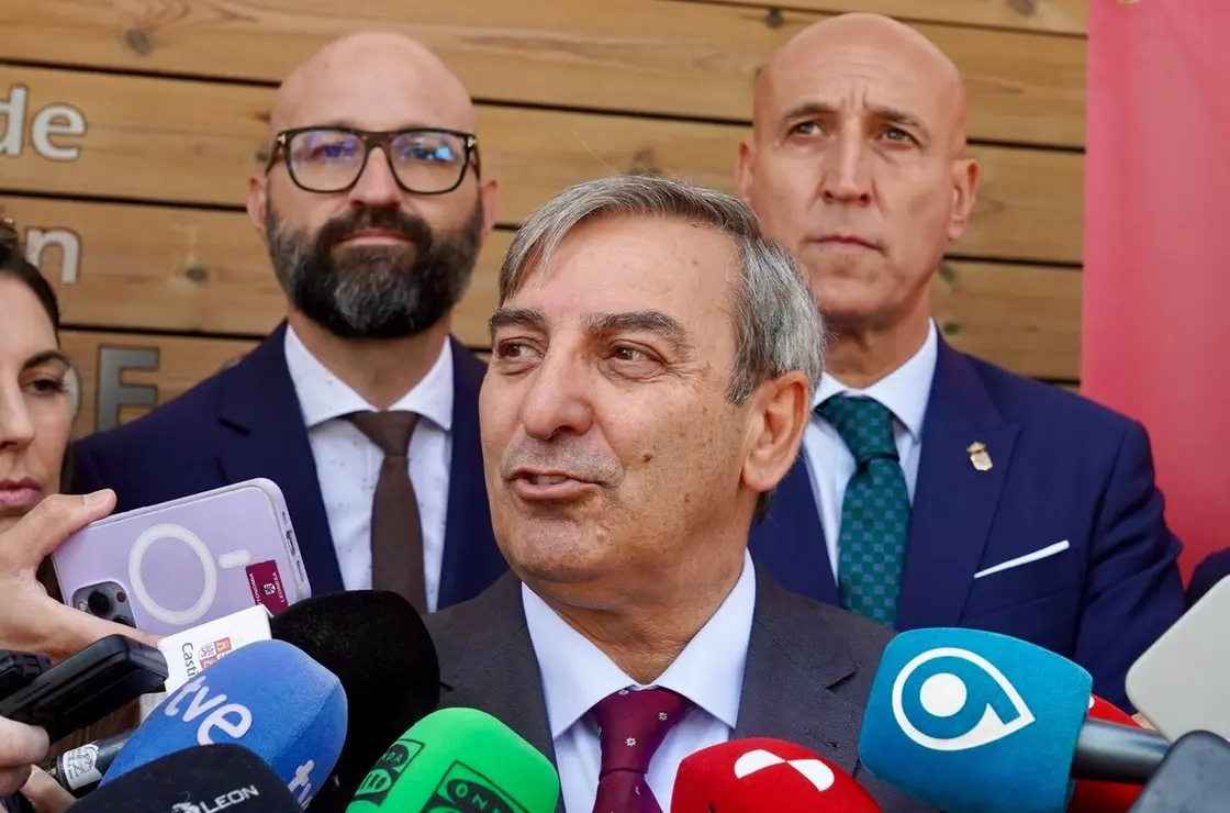 El consejero de Movilidad y Transformación Digital, José Luis Sanz Merino, visita las instalaciones del Centro de Control de Transportes de Castilla y León