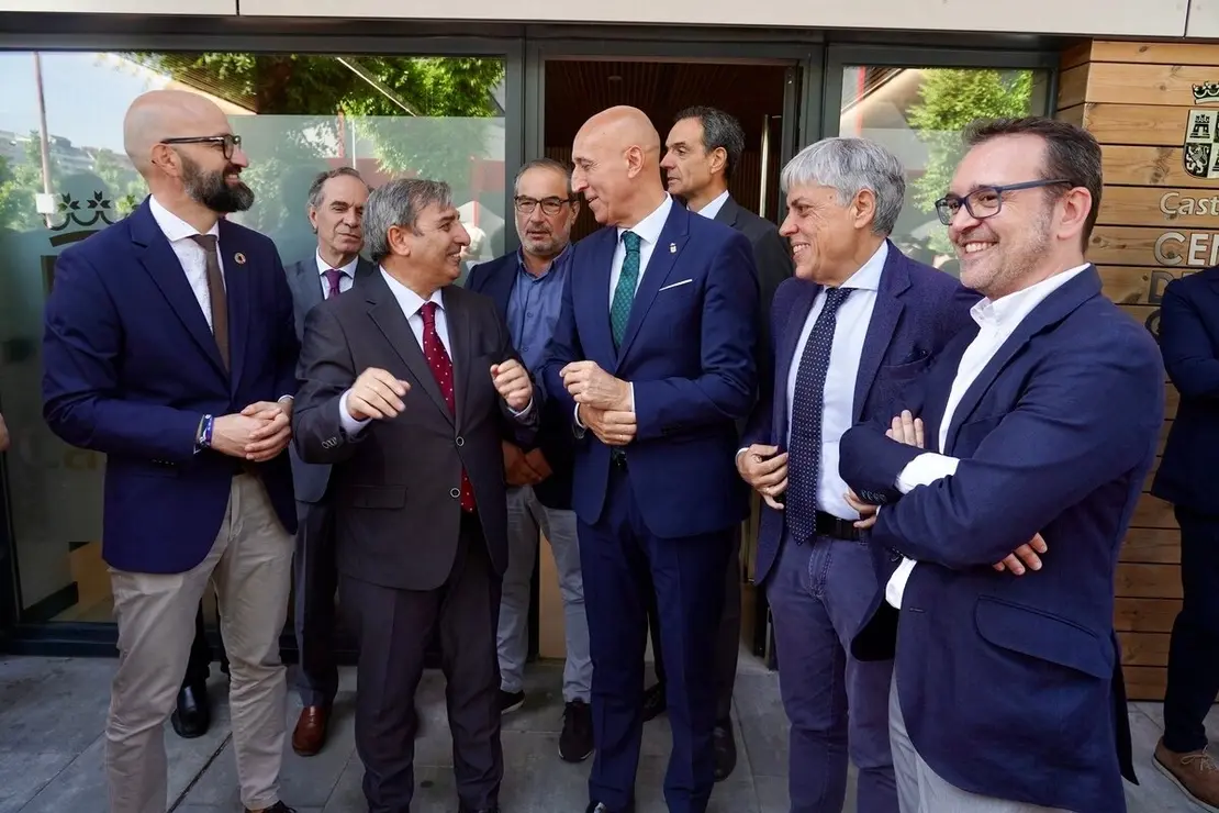 El consejero de Movilidad y Transformación Digital, José Luis Sanz Merino, visita las instalaciones del Centro de Control de Transportes de Castilla y León