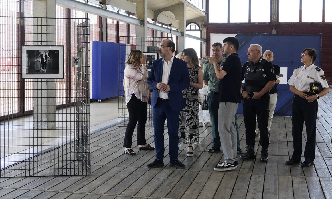Inauguración de la exposición fotográfica ‘Rostros en tránsito: Historias de resiliencia’, a cargo del autor, Rubén Movilla