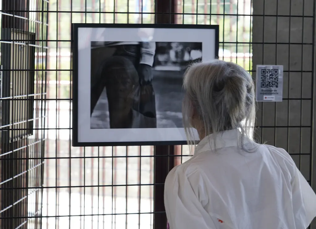Inauguración de la exposición fotográfica ‘Rostros en tránsito: Historias de resiliencia’, a cargo del autor, Rubén Movilla. Foto: César Sánchez.