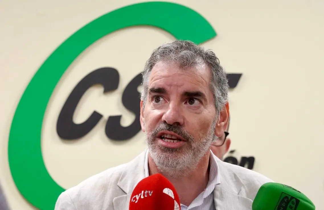 El responsable de Universidad y vicepresidente del sector nacional de Educación de CSIF, Ramón Caballero, el presidente autonómico de CSIF Castilla y León, Benjamín Castro, y el responsable de Universidad y vicepresidente del sector autonómico de Educación, Roberto Fernández, atienen a los medios con motivo de la jornada autonómica de delegados de Universidad