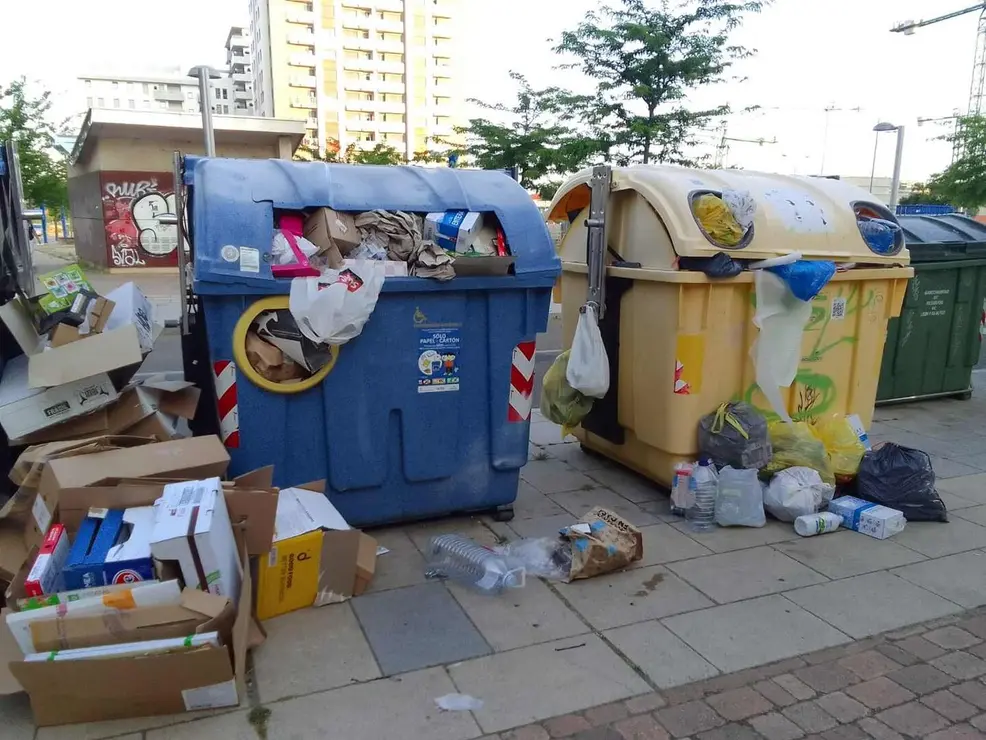 Un problema "de personal" y también "de organización", según se ha asegurado este lunes a Heraldo de León desde el propio Servicio de Limpieza de la ciudad de León, impide la recogida "ordenada" de la "basura reciclada" en varias zonas de la ciudad.