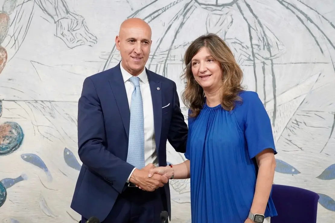 La rectora de la Universidad de León, Nuria González, y el alcalde de León, José Antonio Diez, firman el convenio del Instituto Leonés de Desarrollo Económico, Formación y Empleo para la puesta en marcha del programa Becas Talento. Foto: Campillo.