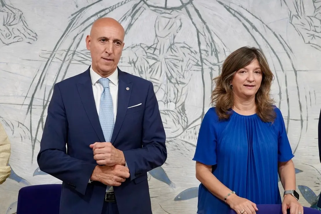 La rectora de la Universidad de León, Nuria González, y el alcalde de León, José Antonio Diez, firman el convenio del Instituto Leonés de Desarrollo Económico, Formación y Empleo para la puesta en marcha del programa Becas Talento