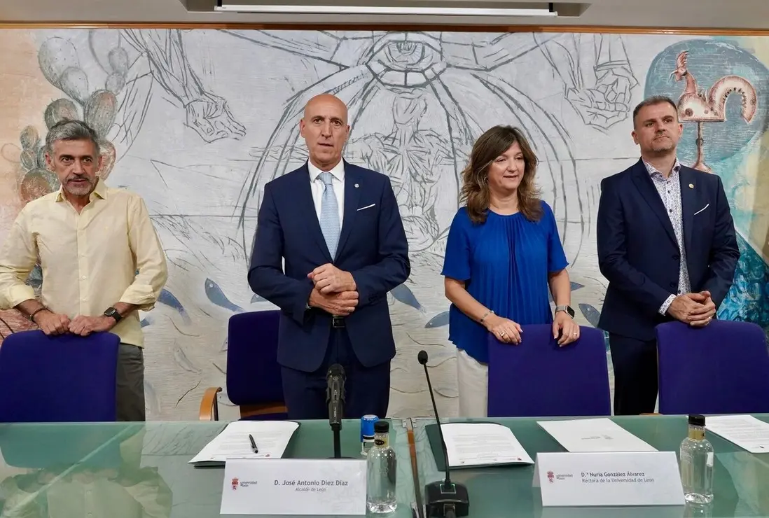 La rectora de la Universidad de León, Nuria González, y el alcalde de León, José Antonio Diez, firman el convenio del Instituto Leonés de Desarrollo Económico, Formación y Empleo para la puesta en marcha del programa Becas Talento