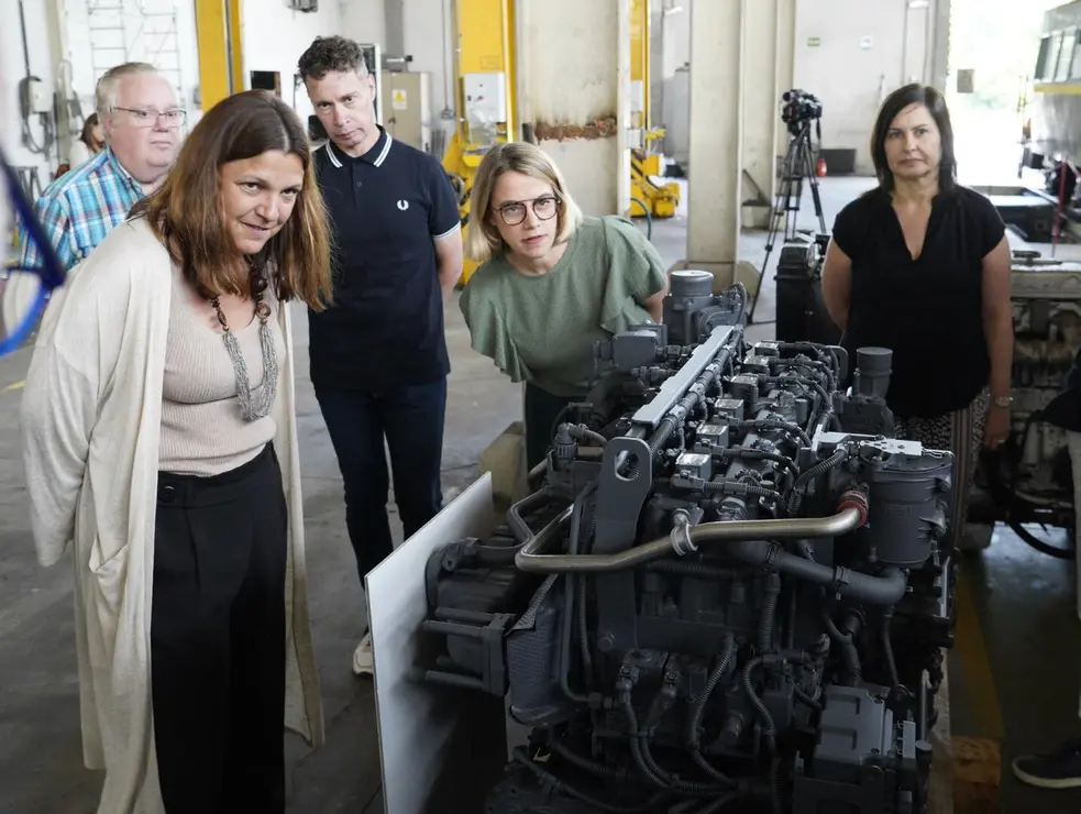 La directora del Instituto para la Transición Justa, Judit Carreras (C), junto a la directora de la Fundación Ciudad de la Energía, Yasodhara López (I), durante la presentación del motor de combustión interna de hidrógeno verde del proyecto Hycerail. / CÉSAR SÁNCHEZ