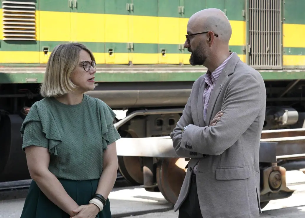 La directora del Instituto para la Transición Justa, Judit Carreras (5I), junto a la directora de la Fundación Ciudad de la Energía, Yasodhara López (3D), junto a diversas autoridades y miembros de Ciuden, durante la presentación del motor de combustión interna de hidrógeno verde del proyecto Hycerail. / CÉSAR SÁNCHEZ