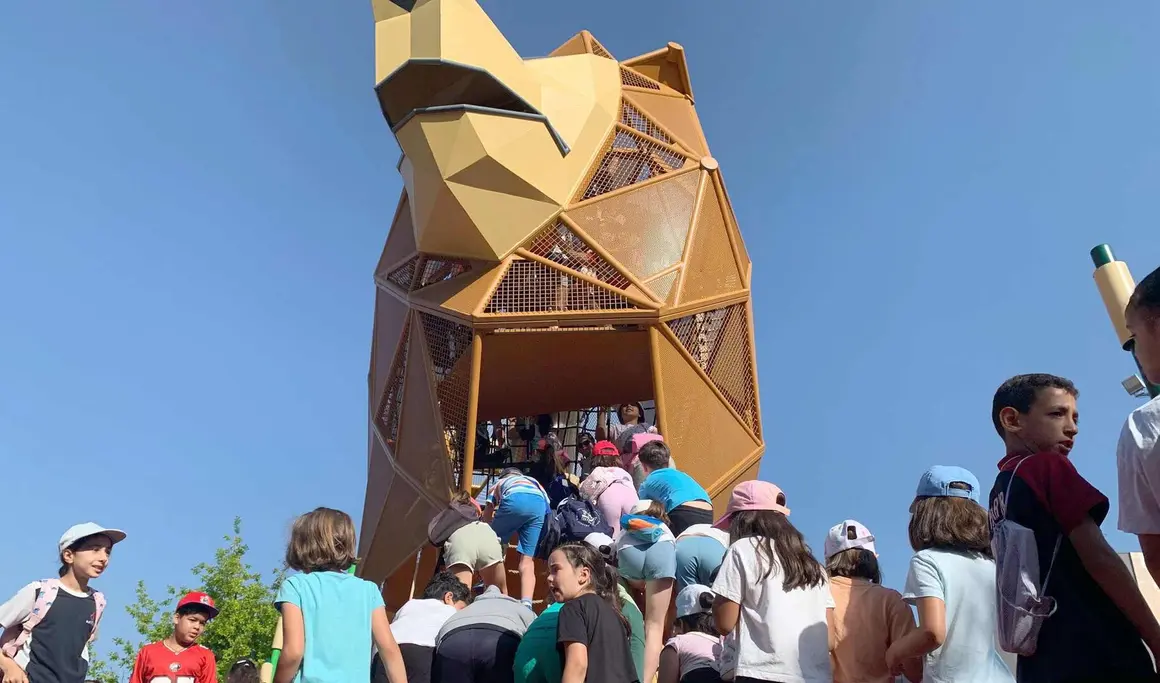 León inaugura el parque infantil con el león más grande del mundo | El alcalde de la ciudad, Antonio Diez, presenta la nueva área de juegos en la explanada de los Pendones Leoneses, presidida por una escultura de 6,6 metros pensada para el disfrute de niños de 3 a 12 años. Fotos: A.F. Reca