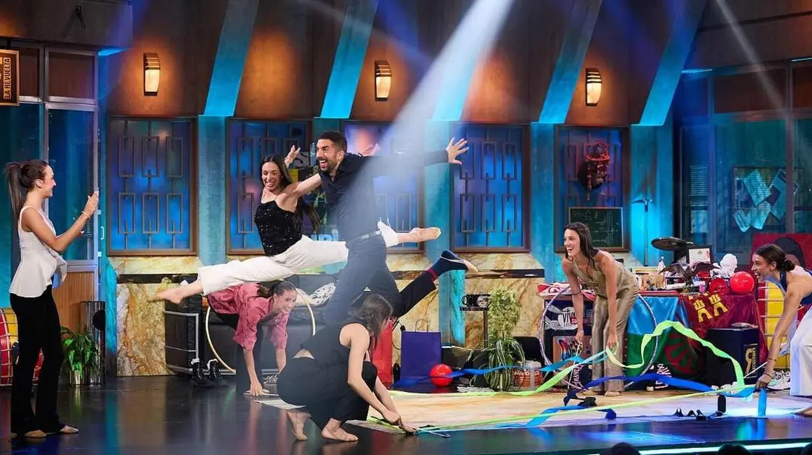 Andrea Fernández y Andrea Corral, dos jóvenes gimnastas leonesas, se convirtieron en protagonistas este miércoles en el programa La Revuelta, presentado por David Broncano, junto al resto del equipo nacional de gimnasia rítmica. Tras hacer historia con tres medallas de oro en el Campeonato de Europa celebrado este mes de junio en Tallin (Estonia), las deportistas acudieron al plató para celebrar sus logros y visibilizar su disciplina ante el gran público.