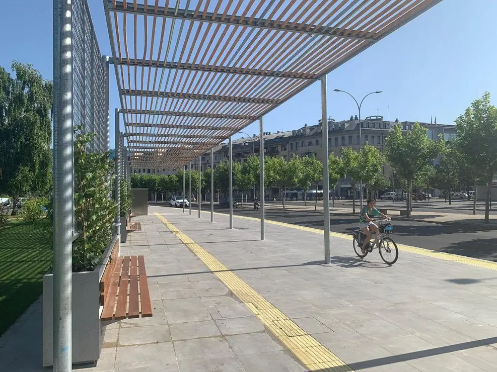 El Ayuntamiento de León recibirá a lo largo de las próximas semanas las placas fotovoltaicas que cubrirán la parte superior de la pérgola bioclimática instalada en la avenida de Reyes Leoneses