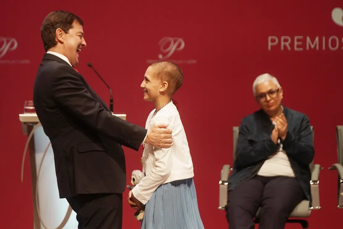 El poeta Juan Antonio González Iglesias apela a la poesía y la humanidad en una ceremonia marcada por la emoción, donde brillaron María Caamaño, los astronautas leoneses y la ingeniera Elena García Armada. Fotos: Rubén Cacho