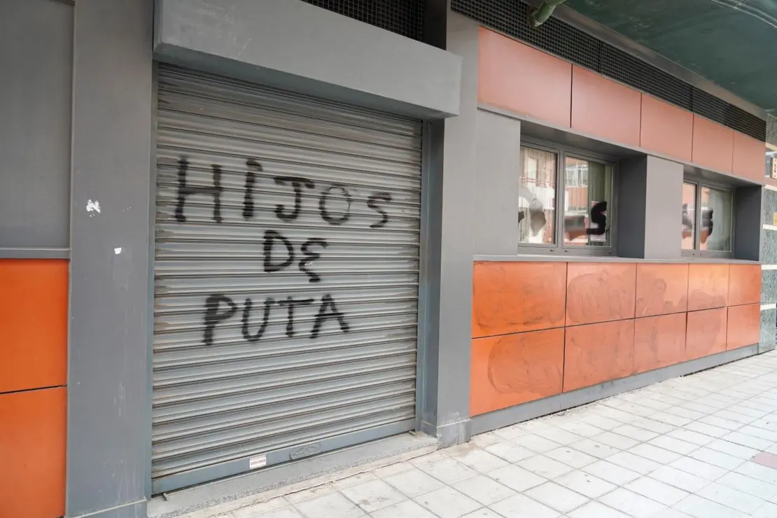La sede del PSOE de León amanece con pintadas en su fachada y varios cristales rotos. Fotos: Campillo