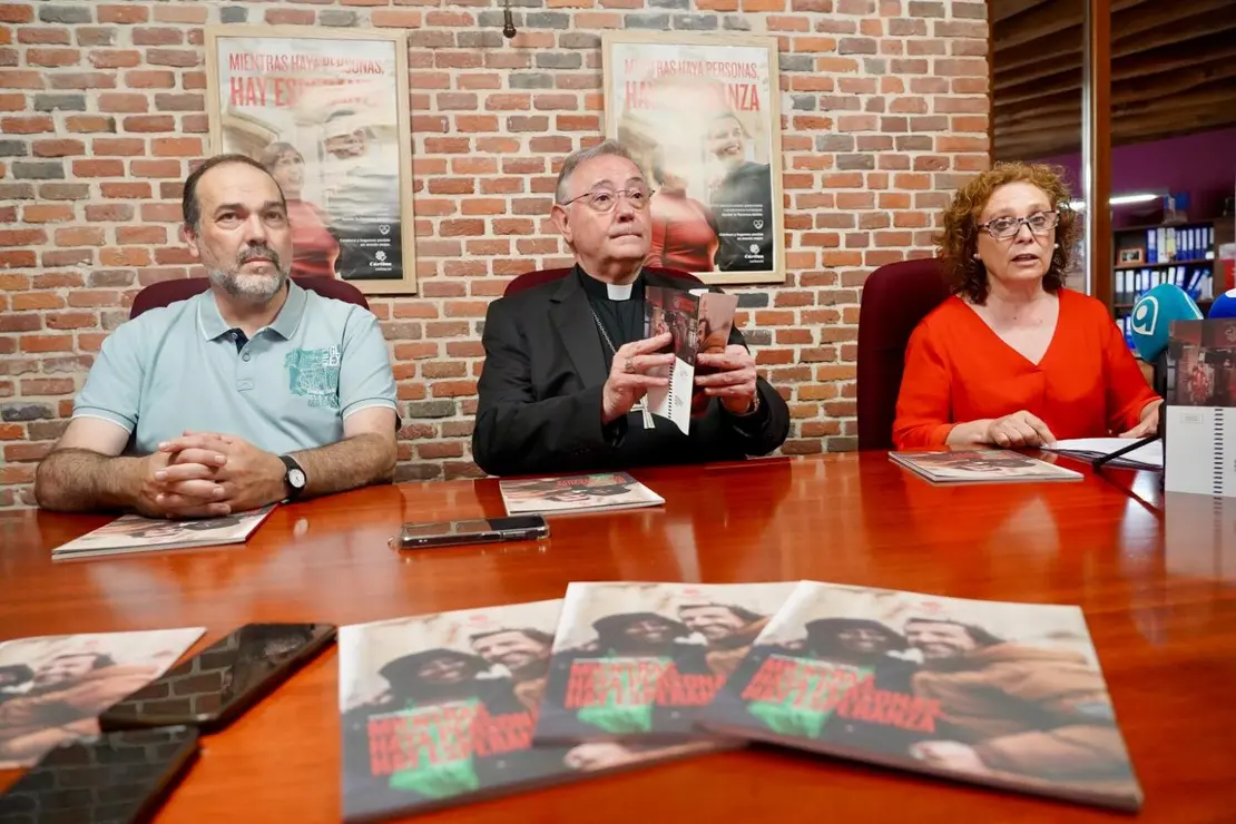 Cáritas León presenta la Memoria de actividad del pasado año, con la presencia del obispo Luis Ángel de las Heras, la directora de la entidad, Aurora Baza, y el delegado, Francisco José Pérez. / CAMPILLO